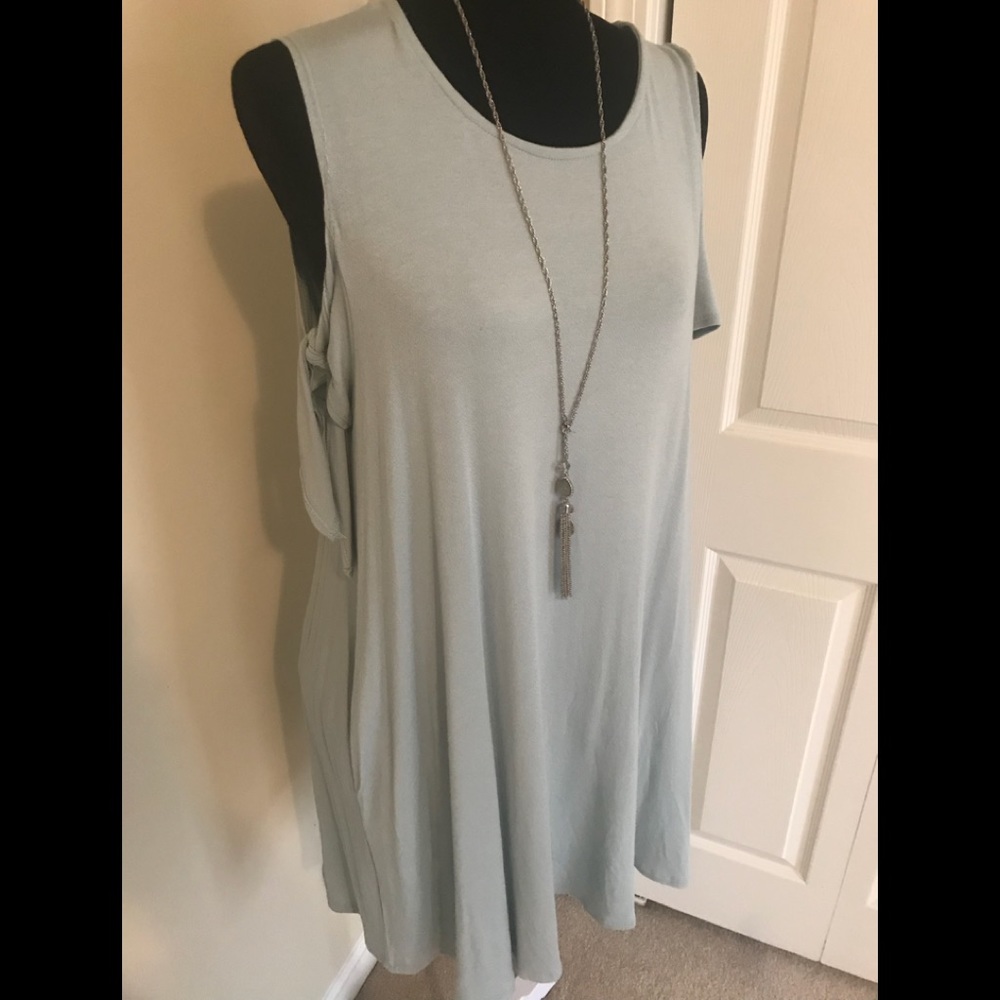 🌷Baby blue cold-shoulder dress with pockets! Sz L